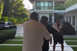 维尼修斯在迈阿密 DJ Khaled 的家中悠闲地休息