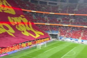 震撼！大连梭鱼湾现场球迷拉出巨幅TIFO：为国而战