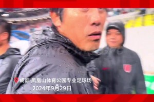 大雨中拿下一场关键3分，凤凰山主场再次沸腾！